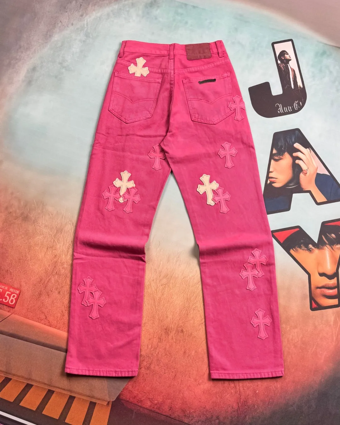 🅿️310 🔘Style No.-KL116 🔘Cro Heart𝐂𝐡𝐫𝐨𝐦𝐞 𝐇𝐞𝐚𝐫𝐭 Sex Records Series CH Girls Barbie Pink Leather Jeans* #Dopamine Personalized Jeans, Unlock New Street-Exploding Stances These pants can be called the soul item of dopamine style, an indispensable treasure in the wardrobe of fashionable people! It is the same style as the star, favored by many fashion bloggers, and popular all over the Internet. The new model achieves the ultimate in version and upper body effect. To create it, it took the same amount of time to make 20 short sleeves, which shows the complexity of the craftsmanship. The fabric is made of high-quality imported denim, which has a unique high-end texture. After many washes and proofing, the perfect color and texture were finally achieved. The moment you put it on, you can not only feel the comfort of the fabric, but also easily create an effortless sense of fashion, making you the center of attention wherever you go.  Size: XS M L (26.28.30.32) Color: Pink